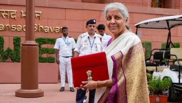 ഇന്ത്യ ഒരു അപൂർവ ‘ഞായറാഴ്ച ബജറ്റി’നായി കാത്തിരിക്കുന്നു: എല്ലാ കണ്ണുകളും സീതാരാമന്റെ ചുവന്ന ‘ബഹി ഖാട്ട’യിലേക്ക്