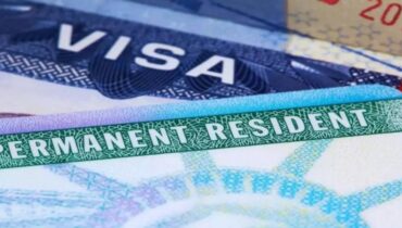 യുഎസിലെ ഗ്രീൻ കാർഡ് ഉടമകൾക്ക് മുന്നറിയിപ്പ്: മാർച്ച് 1 മുതൽ ബിസിനസ് ലോണുകൾ അനുവദിക്കില്ല; ഇന്ത്യക്കാർക്ക് തിരിച്ചടിയുണ്ടാകുമോ?