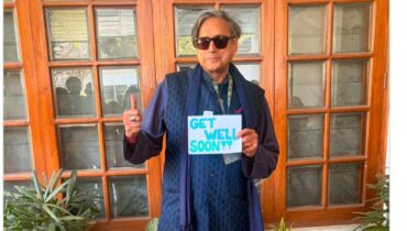 പാർലമെന്റിന് പുറത്തെ പടിക്കെട്ടിൽ  തെന്നിവീണ ശശി തരൂർ എംപിയുടെ കാലിന് പരിക്ക്