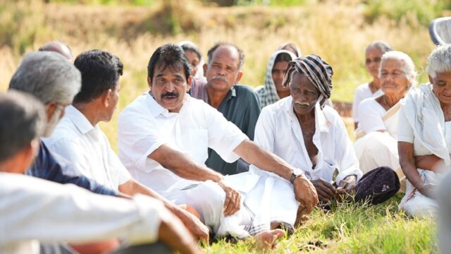 ‘6 രൂപ സബ്‌സിഡി പിന്‍വലിച്ചത് കൊലച്ചതി’, കര്‍ഷകരുടെ കണ്ണീര്‍പ്പാടത്ത് കെസി; കൈവിടില്ലെന്ന് ഉറപ്പ്