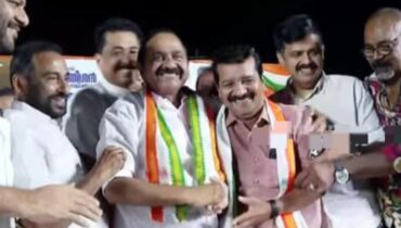 വിഎസിന്‍റെ മുന്‍ പേഴ്‌സണല്‍ സ്റ്റാഫ് എ.സുരേഷിന് പുതുയുഗ യാത്രയില്‍ വന്‍ വരവേല്‍പ്പ്; ഷാള്‍ അണിയിച്ച് സ്വീകരിച്ച് വി.ഡി സതീശന്‍