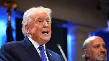 സുപ്രീംകോടതി ഇടപെടലിന് പിന്നാലെ ട്രംപിന്റെ പുതിയ നീക്കം; 10% ‘ഇറക്കുമതി സർചാർജ്’ പ്രഖ്യാപിച്ചു