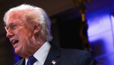 ‘തോൽക്കാൻ ഞാനില്ല’! സുപ്രീം കോടതിയിലെ തിരിച്ചടിക്ക് പിന്നാലെ ട്രംപിന്റെ പ്രത്യാക്രമണം, ഇറക്കുമതി തീരുവ ഇനി 10 അല്ല, 15% ആയി വർധിപ്പിച്ചു