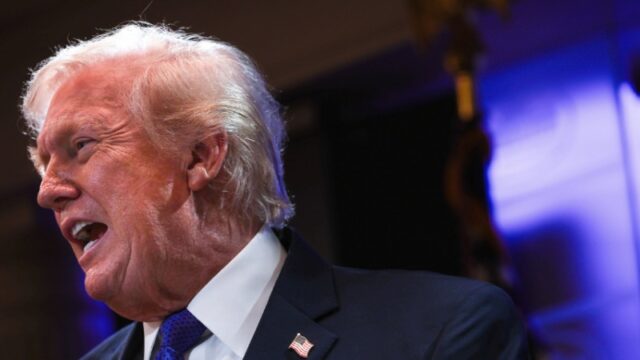 ‘തോൽക്കാൻ ഞാനില്ല’! സുപ്രീം കോടതിയിലെ തിരിച്ചടിക്ക് പിന്നാലെ ട്രംപിന്റെ പ്രത്യാക്രമണം, ഇറക്കുമതി തീരുവ ഇനി 10 അല്ല, 15% ആയി വർധിപ്പിച്ചു