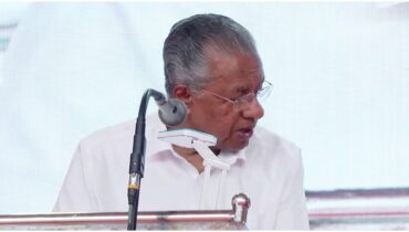 പ്രസംഗത്തിനിടെ ചെണ്ടമേളം, അധ്യാപക സമ്മേളന വേദിയിൽ ക്ഷുഭിതനായി മുഖ്യമന്ത്രി; ‘പറയുന്നത് ശ്രദ്ധിക്കാൻ പാടില്ലെന്ന മട്ടാണോ നിങ്ങളുടെ കൂട്ടത്തിലുള്ളവർക്ക്’