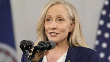 ജീവിതം കൂടുതൽ താങ്ങാനാവുന്നതാക്കി മാറ്റാൻ പ്രസിഡൻ്റ് പ്രവർത്തിക്കുന്നുണ്ടോ? അമേരിക്കക്കാർ സ്വദേശത്തും വിദേശത്തും സുരക്ഷിതരാണോ? ട്രംപിനെ കടന്നാക്രമിച്ച് വിർജീനിയ ഗവർണർ