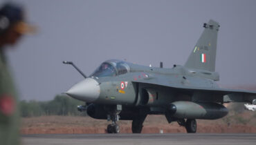 റൺവേയിൽ നിന്ന് തെന്നിമാറി അപകടത്തിൽപ്പെട്ട് തേജസ്  യുദ്ധവിമാനം; മറ്റ് തേജസ് വിമാനങ്ങളുടെ പറക്കൽ നിർത്തി, സുരക്ഷാ പരിശോധന