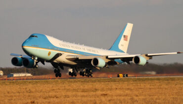 ട്രംപിന് മനംമാറ്റം, എയർഫോഴ്സ് വണ്ണിന് നിറംമാറ്റം ! മുഖം മിനുക്കാനൊരുങ്ങി അമേരിക്കൻ പ്രസിഡൻ്റിൻ്റെ ഔദ്യോഗിക വിമാനം