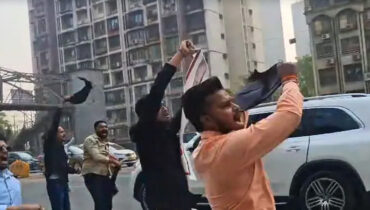 ഷർട്ട് അഴിച്ചുള്ള കോൺഗ്രസ് പ്രവർത്തകരുടെ പ്രതിഷേധത്തിന് പിന്നാലെ രാഹുൽ ഗാന്ധിക്ക് നേരെ കരിങ്കൊടി കാട്ടി ബിജെപി പ്രവർത്തകർ; “ലഷ്കർ-ഇ-രാഹുൽ” എന്ന് മുദ്രാവാക്യം