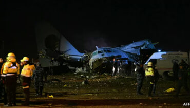 ബൊളീവിയൻ വ്യോമസേനയുടെ വിമാനം തകർന്നുവീണ് 15 മരണം; വിമാനത്തിലുണ്ടായിരുന്ന സെൻട്രൽ ബാങ്കിൻ്റെ പുതിയ നോട്ടുകൾ പെറുക്കിയെടുക്കാൻ ജനം, രക്ഷാപ്രവർത്തനത്തിന് വെല്ലുവിളി