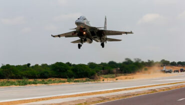 അസമിലെ ഹൈവേയിൽ രാജ്യത്തെ ആദ്യത്തെ എമർജൻസി ലാൻഡിംഗ് ഫെസിലിറ്റി; ഉദ്ഘാടനം ചരിത്രപരമാക്കി പ്രധാനമന്ത്രി നരേന്ദ്ര മോദി