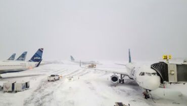 ശക്തമായ ശീതക്കാറ്റും മഞ്ഞുവീഴ്ചയും: അമേരിക്കയിൽ 1,200-ലധികം വിമാന സർവീസുകൾ റദ്ദാക്കി