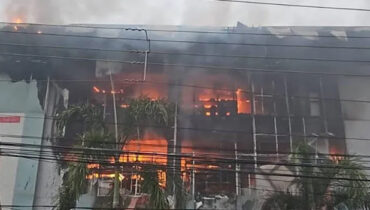 ജയലക്ഷ്മി സിൽക്സിലെ തീപിടുത്തം : കോടികളുടെ നഷ്ടം, 5 ജീവനക്കാർ ആശുപത്രിയിൽ, പൂർണമായി തീ അണച്ചത് പുലർച്ചെയോടെ