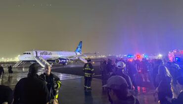 ന്യൂജേഴ്‌സിയിൽ അടിയന്തര ലാൻഡിംഗിനിടെ ജെറ്റ് ബ്ലൂ വിമാനത്തിൻ്റെ കോക്പിറ്റിലും ക്യാബിനിലും പുക, യാത്രക്കാരെ അതിവേഗത്തിലൊഴിപ്പിച്ചു; എല്ലാ വിമാന സർവ്വീസുകളും താത്ക്കാലികമായി നിർത്തിവെച്ചു