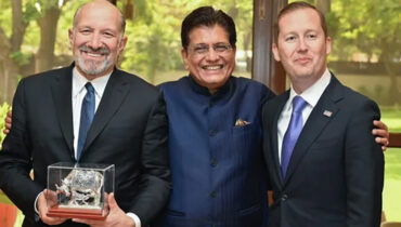 ട്രംപിന് തിരിച്ചടിയായ തീരുവ വിധിക്ക് പിന്നാലെ യുഎസ് വാണിജ്യ സെക്രട്ടറി അപ്രതീക്ഷിതമായി ഇന്ത്യയിൽ; പിയൂഷ് ഗോയലുമായി കൂടിക്കാഴ്ച നടത്തി