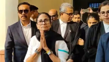 പശ്ചിമ ബംഗാളിലെ തീവ്ര വോട്ടര്‍പട്ടിക പരിഷ്‌കരണം; മമത വക്കീല്‍ കുപ്പായമണിഞ്ഞ് സുപ്രീംകോടതിയിൽ, മുഖ്യമന്ത്രി കസേരയിലിരുന്ന് മറ്റൊരു ചരിത്രം കുറിക്കുമോ മമത