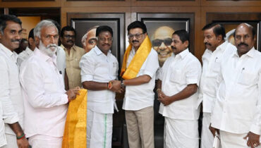 തമിഴ്‌നാട് മുൻ മുഖ്യമന്ത്രി ഒ പനീർ ശെൽവവും മകനും ഡി.എം.കെയിൽ ; ജയലളിതയുടെ വിശ്വസ്തനെ സ്വീകരിച്ചത് സ്റ്റാലിനും മന്ത്രിമാരും ചേർന്ന്