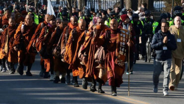 കഠിനമായ തണുപ്പിനോട് പോരാടി 9 സംസ്ഥാനങ്ങളിലൂടെ 108 ദിവസത്തെ ‘സമാധാന നടത്തം’; 3,700 കിലോമീറ്റർ പിന്നിട്ട് ബുദ്ധ സന്യാസിമാരുടെ സംഘം യുഎസ് കാപ്പിറ്റോളിലേക്ക്