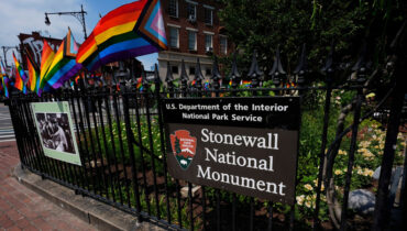 LGBTQ സമൂഹത്തിൻ്റെ അഭിമാനമായ മഴവിൽ പതാക ന്യൂയോർക്കിലെ സ്റ്റോൺവാൾ നാഷണൽ മോണുമെൻ്റിൽ നിന്ന് നീക്കി, പിന്നിൽ ട്രംപ് ഭരണകൂടത്തിൻ്റെ നിർദേശം