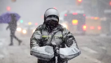 അമേരിക്കയുടെ വടക്കുകിഴക്കൻ മേഖലകളിൽ അതിശക്ത ശൈത്യകാല കൊടുങ്കാറ്റും മഞ്ഞുവീഴ്ചയും; ന്യൂയോർക്ക് സിറ്റിയിൽ യാത്രാ നിരോധനം, ഞായറാഴ്ച മാത്രം 3,500-ലധികം വിമാനങ്ങൾ റദ്ദാക്കി