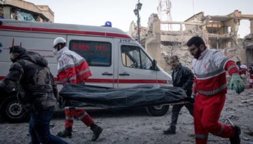 ഇറാനിൽ ചോരപ്പുഴ, കൊല്ലപ്പെട്ടവരുടെ എണ്ണം 1230 കടന്നു; സ്കൂളുകൾക്കും ആശുപത്രികൾക്കും നേരെ ആക്രമണമെന്ന് ഇറാന്റെ ആരോപണം