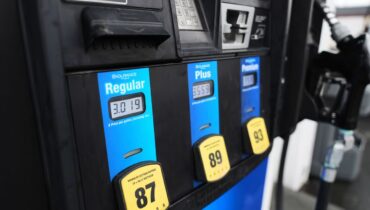 ഒരു രക്ഷയുമില്ല, അമേരിക്കയിൽ ഇന്ധനവില കുതിക്കുന്നു; ഗാലന് 3.25 ഡോളറിലെത്തി, 11 മാസത്തെ ഏറ്റവും ഉയർന്ന നിരക്കിൽ