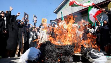 അലി ഖമേനിയുടെയും മുജ്തബയുടെയും ചിത്രങ്ങളുമായി ആയിരങ്ങൾ തെരുവിൽ; സ്ഫോടനശബ്ദം കേട്ടിട്ടും പിരിഞ്ഞുപോകാതെ ജനങ്ങൾ