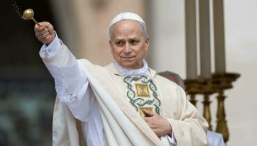 വേദനയും വിഷമവും പങ്കുവെച്ച് മാർപ്പാപ്പ, മിഡിൽ ഈസ്റ്റ് യുദ്ധം മനുഷ്യകുലത്തിന് തന്നെ അപമാനം; സമാധാനത്തിനായി ആഹ്വാനം ചെയ്ത് പോപ്പ് ലിയോ