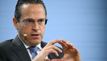 യൂറോപ്പിൽ ഇന്ധനക്ഷാമം വരുന്നു; ഏപ്രിൽ മുതൽ സ്ഥിതി ഗുരുതരമാകുമെന്ന് ഷെൽ സിഇഒയുടെയും ജർമ്മൻ മന്ത്രിയുടെയും മുന്നറിയിപ്പ്