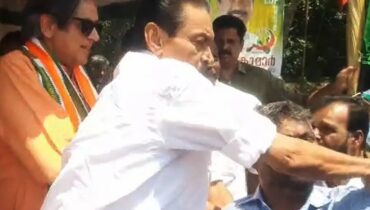 തരൂരിനൊപ്പം ചിത്രം എടുക്കാൻ ശ്രമിച്ചു, പ്രവർത്തകനെ തള്ളി മാറ്റി ഡിസിസി പ്രസിഡന്റ്; കനത്ത പ്രതിഷേധം ഉയർന്നതോടെ അവസരം ഒരുക്കി