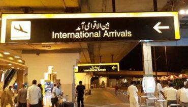 പശ്ചിമേഷ്യൻ യുദ്ധം: വിമാനം പാതമാറ്റി കറാച്ചിയിലിറക്കി; മൂന്ന് മലയാളികൾ ഉൾപ്പെടെയുള്ള ഇന്ത്യൻ യാത്രക്കാർ കുടുങ്ങി, നാട്ടിലെത്തിക്കാൻ ശ്രമം