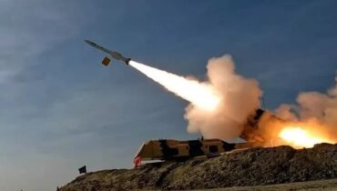 ഖമനേയിയുടെ വധത്തിന് പ്രതികാരം; അമേരിക്കൻ പടക്കപ്പൽ എബ്രഹാം ലിങ്കൺ ആക്രമിച്ചെന്ന് ഇറാൻ, ‘ബാലിസ്റ്റിക് മിസൈലുകൾ പ്രയോഗിച്ചു’