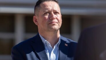 സഹപ്രവർത്തകയുമായി ബന്ധം ഉണ്ടായിരുന്നുവെന്ന് സമ്മതിച്ചതിന് പിന്നാലെ വീണ്ടും തിരഞ്ഞെടുപ്പിൽ മത്സരിക്കാനുള്ള തീരുമാനം പിൻവലിച്ച് ടെക്സസിലെ നിയമസഭാംഗം