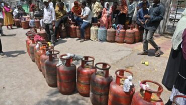 ഇന്ധന പ്രതിസന്ധി; ആശങ്കപ്പെട്ട് ഗ്യാസ് ബുക്ക് ചെയ്ത് സിലിണ്ടറുകള്‍ കരുതി വയ്‌ക്കേണ്ട സാഹചര്യം ഇപ്പോഴില്ലെന്ന് കേന്ദ്രസര്‍ക്കാര്‍