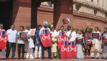 പാചകവാതക പ്രതിസന്ധി; പാർലമെൻ്റിൽ അടുപ്പുകൂട്ടി ഇന്ത്യ സഖ്യത്തിന്റെ പ്രതിഷേധം