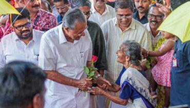 ‘കീഴടക്കാൻ ഇനിയും വലിയ സ്വപ്നങ്ങളുടെ ആകാശങ്ങൾ നമുക്ക് മുന്നിലുണ്ട്’, ധർമ്മടത്ത് ഹാട്രിക്ക് തേടി പിണറായി; എൽഡിഎഫിന് വോട്ട് തേടി മുഖ്യമന്ത്രി