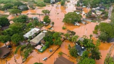 20 വർഷത്തിനിടയിലെ ഏറ്റവും വലിയ വെള്ളപ്പൊക്കം; അമേരിക്കയിലെ  ഹവായിയിൽ നിന്ന് ആയിരക്കണക്കിന് ആളുകളെ മാറ്റിപ്പാർപ്പിച്ചു