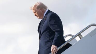 എയർ ഫോഴ്‌സ് വൺ പടികൾ ഇറങ്ങാൻ ബുദ്ധിമുട്ടുന്നുവോ? ട്രംപിന്റെ ആരോഗ്യത്തിൽ  ചർച്ചകൾ വീണ്ടും ശക്തം