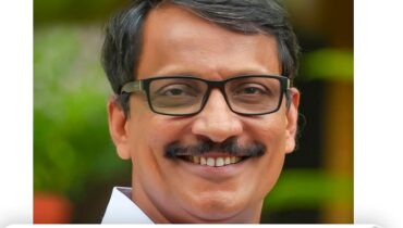 ‘പോറ്റിയെ കേറ്റിയേ’; പാട്ട് പാടി പ്രചാരണം നടത്തിയ യുഡിഎഫ് സ്ഥാനാര്‍ഥി പഴകുളം മധുവിനെതിരെ പരാതി