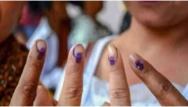 കേരളം ആര് ഭരിക്കും? വിധിയെഴുത്ത് തുടങ്ങി, ഹോം വോട്ടിംഗിൽ ആദ്യ ദിനം വോട്ട് രേഖപ്പെടുത്തിയത് പതിനായിരത്തിലധികം പേർ