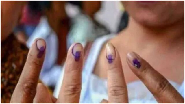 കേരളം ആര് ഭരിക്കും? വിധിയെഴുത്ത് തുടങ്ങി, ഹോം വോട്ടിംഗിൽ ആദ്യ ദിനം വോട്ട് രേഖപ്പെടുത്തിയത് പതിനായിരത്തിലധികം പേർ