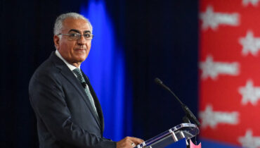 ഇറാനിലെ അവസാന ചക്രവർത്തിയുടെ മകന് അമേരിക്കയിൽ ആവേശകരമായ സ്വീകരണം; ഭാവി ഭരണാധികാരിയാകാൻ സന്നദ്ധത അറിയിച്ച് റെസ പഹ്‌ലവി