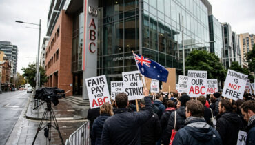 ശമ്പളവർദ്ധനവും എഐ നിയന്ത്രണവും: ഓസ്‌ട്രേലിയൻ നാഷണൽ ബ്രോഡ്‌കാസ്റ്ററിൽ മാധ്യമപ്രവർത്തകരുടെ 24 മണിക്കൂർ സമരം; 20 വർഷത്തിന് ശേഷം ആദ്യം