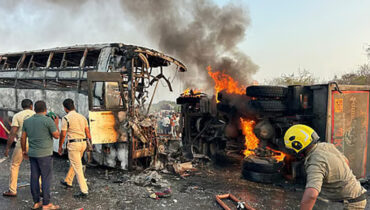 ആന്ധ്രയിൽ ബസും ടിപ്പർ ലോറിയും കൂട്ടിയിടിച്ച് തീപിടിച്ചു; 14 പേർ വെന്തുമരിച്ചു, 25-ഓളം പേർക്ക് പരുക്ക്, 10 പേരുടെ നില അതീവ ഗുരുതരം