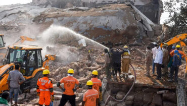 പ്രയാഗ്‌രാജിൽ കോൾഡ് സ്റ്റോറേജ് തകർന്ന് നാല് മരണം; 14 പേരുടെ നില ഗുരുതരം, കൂടുതൽ പേർ കുടുങ്ങിക്കിടക്കുന്നു, അമോണിയ വാതകച്ചോർച്ചയിൽ പരിഭ്രാന്തി