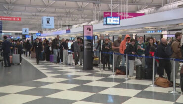 കനത്ത മഞ്ഞുവീഴ്ച: ഷിക്കാഗോയിൽ വിമാന സർവീസുകൾ താറുമാറായി; നൂറുകണക്കിന് യാത്രക്കാർ ദുരിതത്തിൽ, ഷട്ട് ഡൗണും സ്ഥിതി വഷളാക്കി