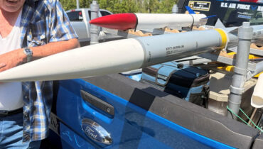 ട്രക്കിന് മുകളിൽ കൂറ്റൻ മിസൈലുകൾ! നെഞ്ചിടിപ്പോടെ ഫ്ളോറിഡ ഹൈവേയിലെ ഡ്രൈവർമാർ; ബോംബ് സ്ക്വാഡ് പാഞ്ഞെത്തി, പിന്നെ സംഭവിച്ചത് വമ്പൻ ട്വിസ്റ്റ്