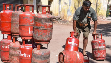 വാണിജ്യ സിലിണ്ടർ വിതരണ പ്രതിസന്ധി രൂക്ഷം: സംസ്ഥാനത്ത് ഹോട്ടലുകൾ അടച്ചുപൂട്ടുന്നു; ഭക്ഷണ വിതരണം താളംതെറ്റി
