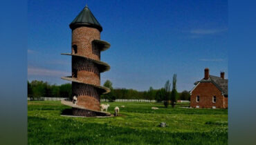 ആടുകൾക്കായി ഒരു ‘ബുർജ് ഖലീഫ’; ഇലിനോയിയിലെ അത്ഭുത ഗോപുരം ശ്രദ്ധേയമാകുന്നു