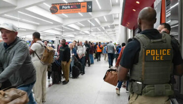 ഗവൺമെൻ്റ് ഷട്ട്ഡൗൺ: ശമ്പളമില്ലാതെ ടിഎസ്എ ജീവനക്കാർ കൂട്ടഅവധിയിൽ; അമേരിക്കൻ വിമാനത്താവളങ്ങളിൽ ആറുമണിക്കൂർ നീണ്ട ക്യൂ, സുരക്ഷാ ചുമതലയേറ്റെടുത്ത് ഐസിഇ ഏജൻ്റുമാർ